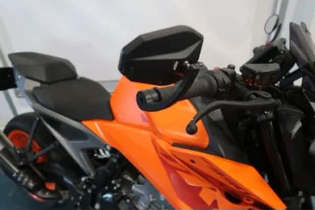 KTM 990 Duke (2024) thumbnail 4