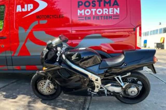 Honda VFR 750 F (1995) thumbnail 2