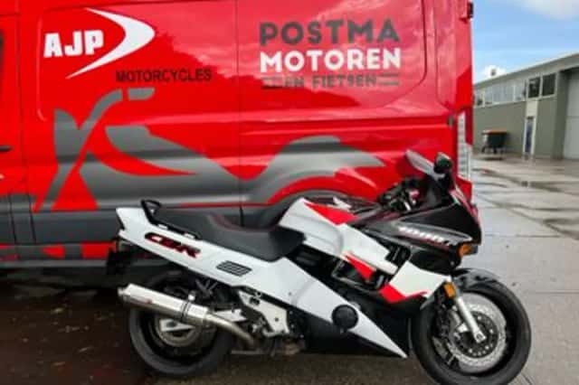 Honda CBR 1000 F (1996) thumbnail 1