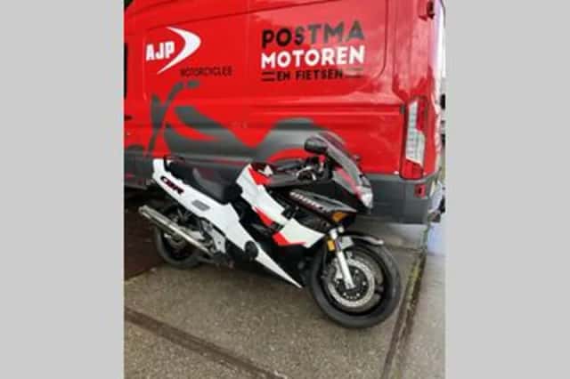 Honda CBR 1000 F (1996) thumbnail 2