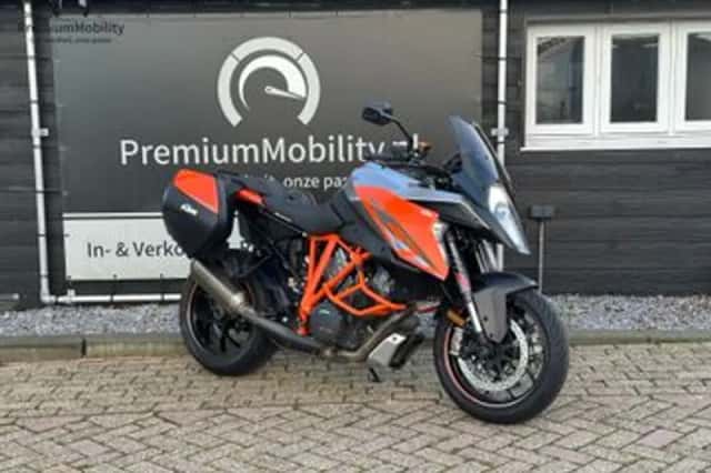 KTM 1290 SUPER DUKE GT (2017) thumbnail 1