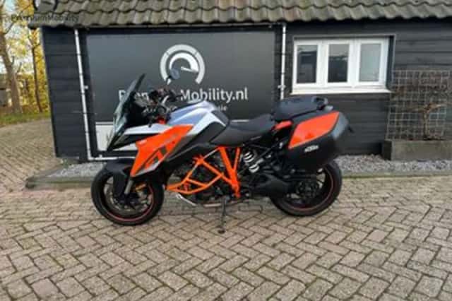 KTM 1290 SUPER DUKE GT (2017) thumbnail 3