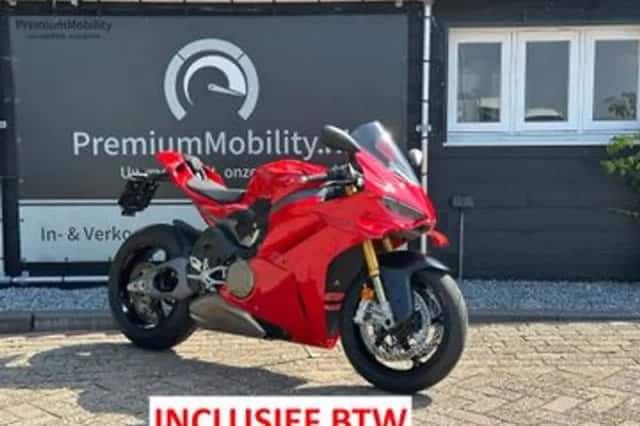 Ducati Panigale V4S (2024) thumbnail 1