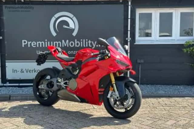 Ducati Panigale V4S (2024) thumbnail 2