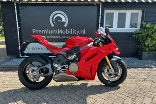 Ducati Panigale V4S (2024) thumbnail 3