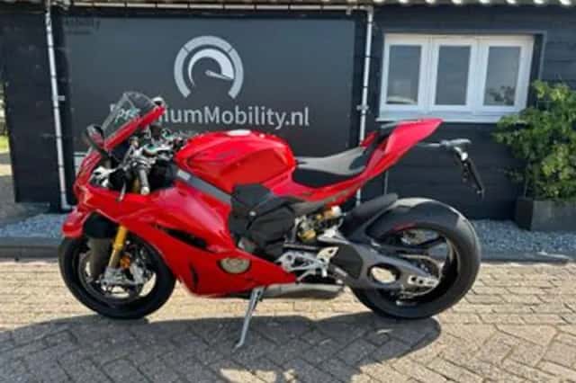 Ducati Panigale V4S (2024) thumbnail 4