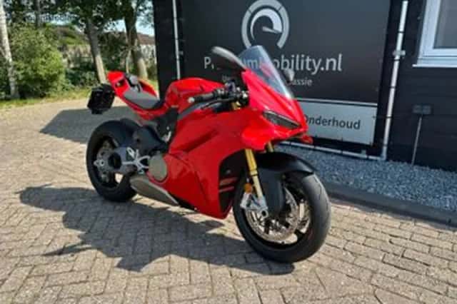 Ducati Panigale V4S (2024) thumbnail 5