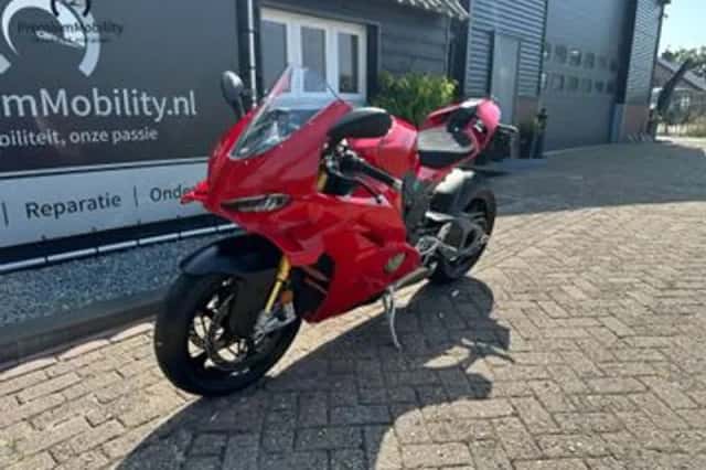 Ducati Panigale V4S (2024) thumbnail 6