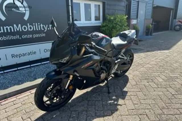 Honda CBR650R (2019) thumbnail 4