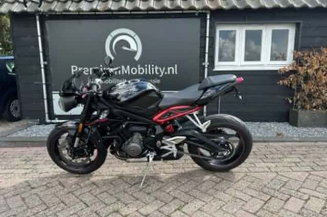 Triumph Street Triple (2018) thumbnail 3
