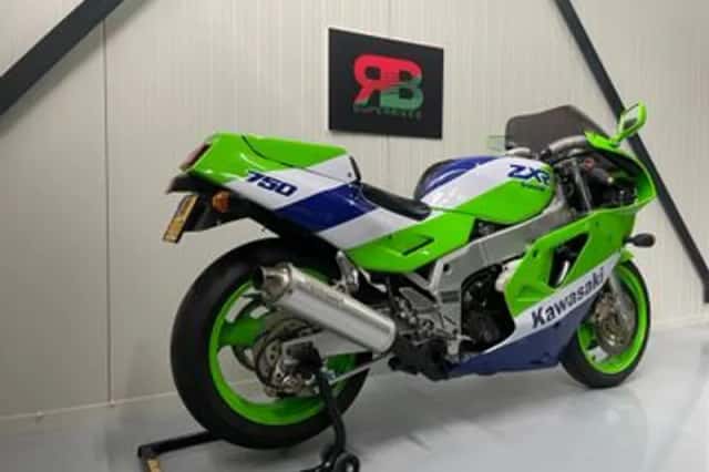 KAWASAKI ZXR 750 (1990) thumbnail 3