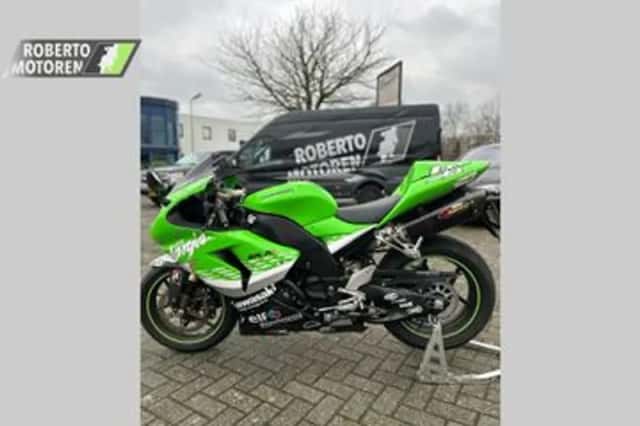 Kawasaki ZX 10R Ninja (2006) thumbnail 2