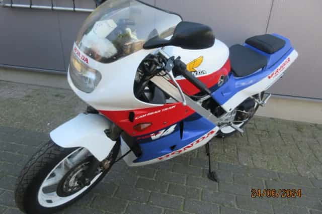 Honda VFR 400 NC24 (1988) thumbnail 1