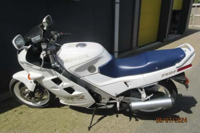 Honda VFR 750 F (1988) thumbnail 1