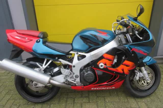 Honda CBR 900 Fireblade (1999) thumbnail 1