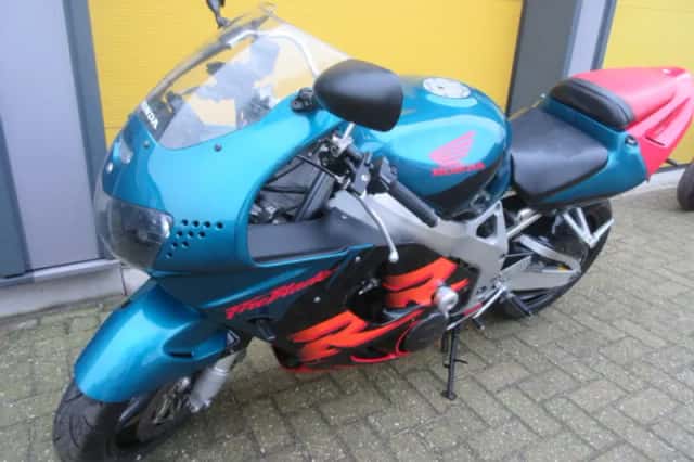 Honda CBR 900 Fireblade (1999) thumbnail 2