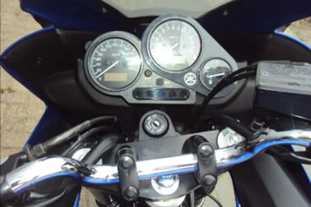 Yamaha FZS 600 Fazer (2001) thumbnail 2