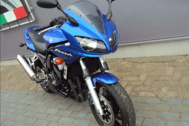 Yamaha FZS 600 Fazer (2001) thumbnail 3