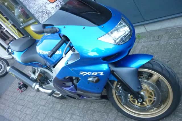 Kawasaki ZX-9R (1999) thumbnail 3