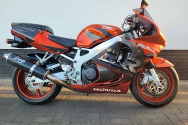 Honda CBR 900 RR Fireblade (1999) thumbnail 1