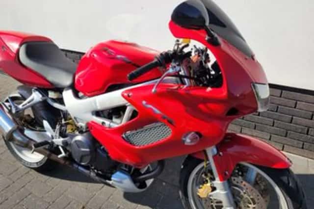 Honda VTR 1000 F Firestorm (2002) thumbnail 3