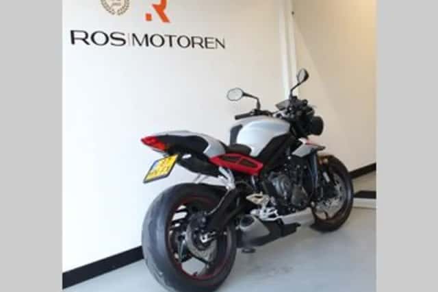 TRIUMPH STREET TRIPLE R LOW RIDE HEIGHT (2019) thumbnail 3