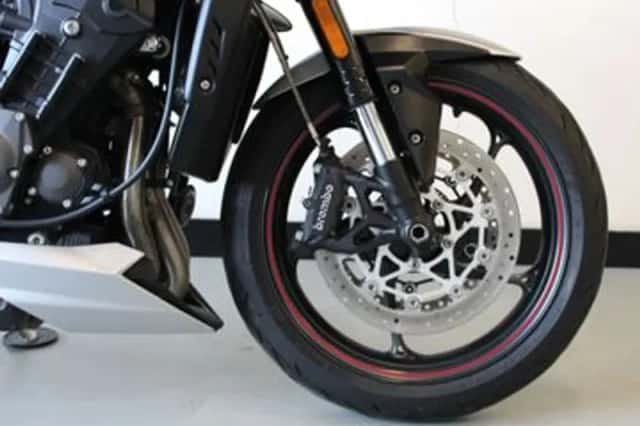 TRIUMPH STREET TRIPLE R LOW RIDE HEIGHT (2019) thumbnail 4