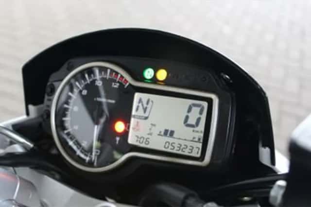 Suzuki GSR 750 A (2012) thumbnail 5