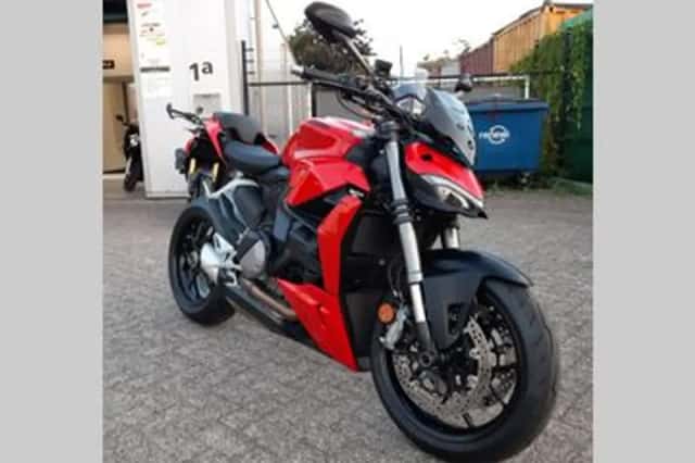 Ducati Streetfighter V2 (2022) thumbnail 1