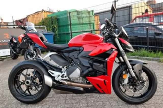 Ducati Streetfighter V2 (2022) thumbnail 2