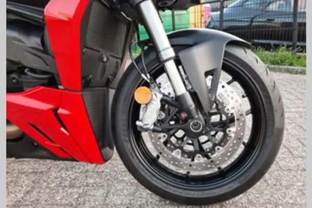Ducati Streetfighter V2 (2022) thumbnail 4