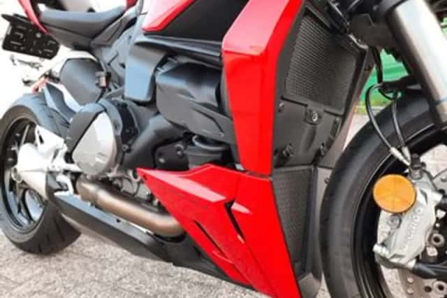 Ducati Streetfighter V2 (2022) thumbnail 5