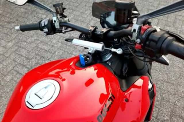 Ducati Streetfighter V2 (2022) thumbnail 6