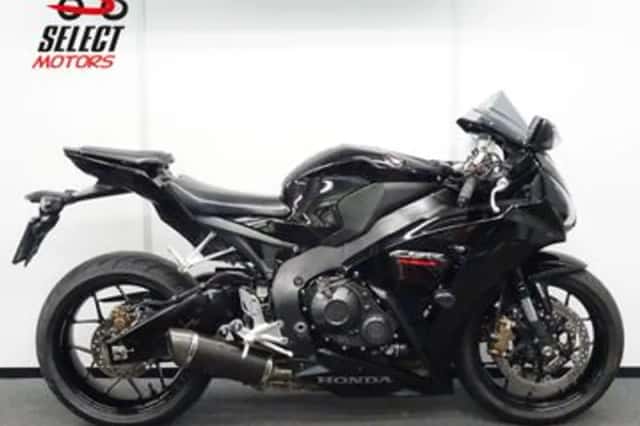 Honda CBR 1000 RR Fireblade (2016) thumbnail 1