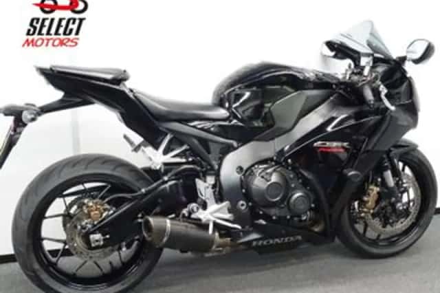 Honda CBR 1000 RR Fireblade (2016) thumbnail 3
