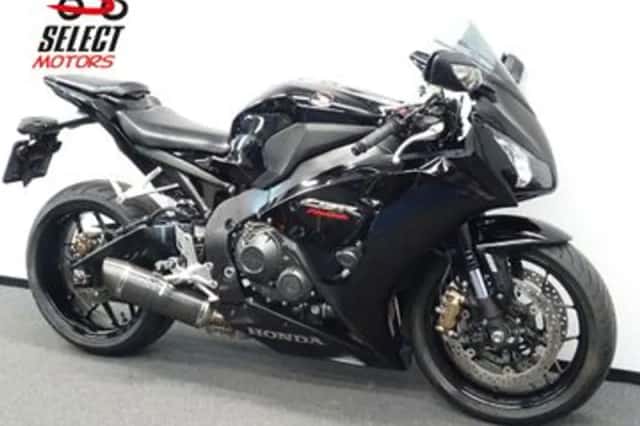 Honda CBR 1000 RR Fireblade (2016) thumbnail 4