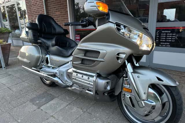 Honda GL1800 GOLDWING (2002) thumbnail 2