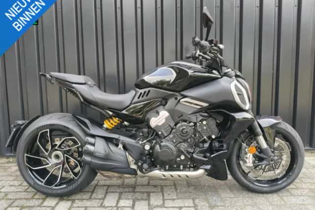 Ducati Diavel V4 (2023) thumbnail 1