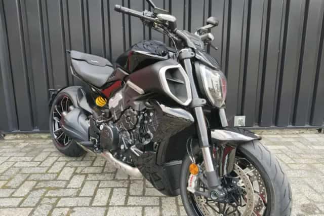 Ducati Diavel V4 (2023) thumbnail 2