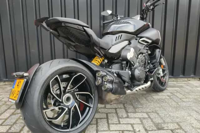 Ducati Diavel V4 (2023) thumbnail 4