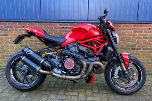 Ducati Monster 1200 R (2016) thumbnail 1