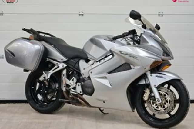 Honda VFR 800F V TEC (2004) thumbnail 1