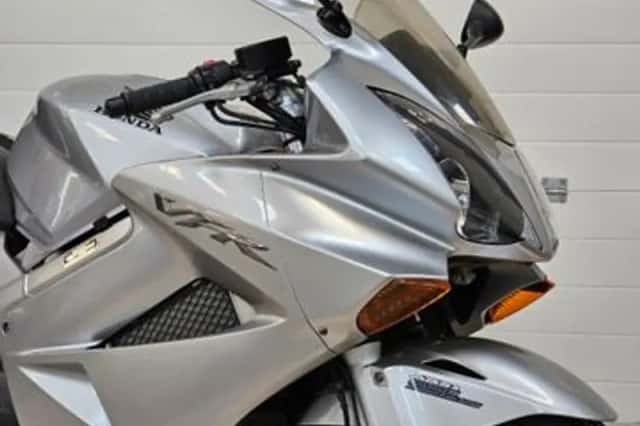 Honda VFR 800F V TEC (2004) thumbnail 3