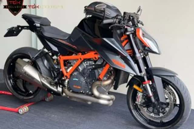KTM 1290 Super Duke (2022) thumbnail 1