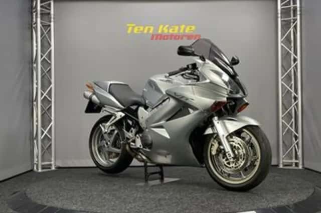 Honda VFR 800F V TEC (2005) thumbnail 2
