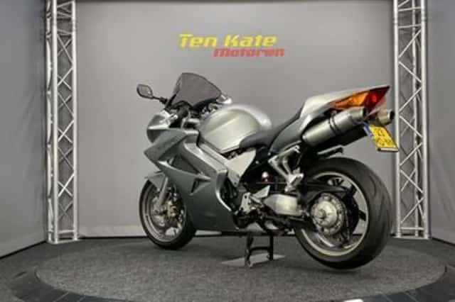Honda VFR 800F V TEC (2005) thumbnail 5