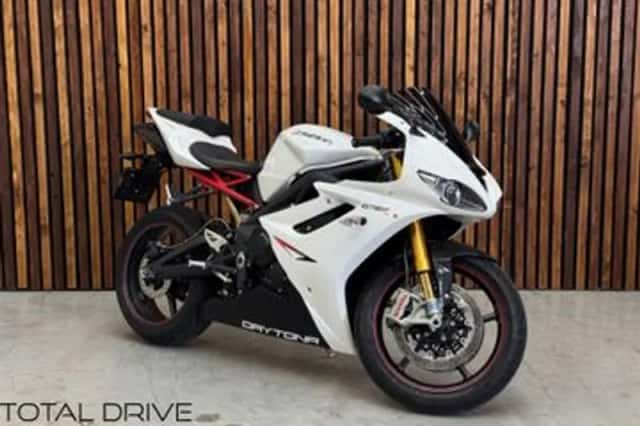 Triumph Daytona 675R (2011) thumbnail 1