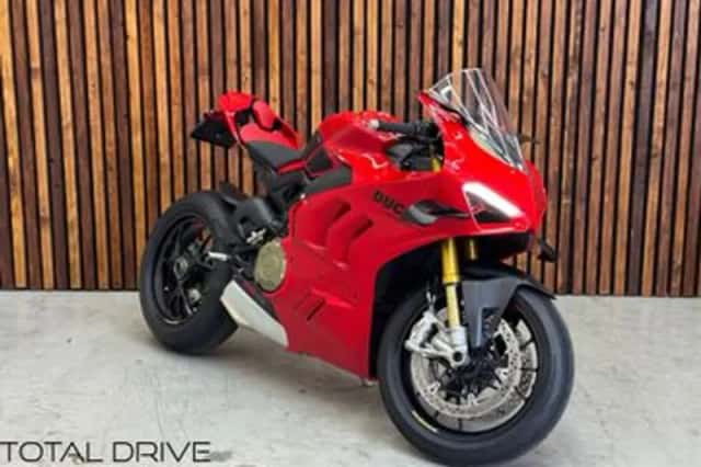 Ducati Panigale V4S (2022) thumbnail 1
