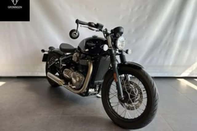 Triumph Bonneville Bobber (2017) thumbnail 2