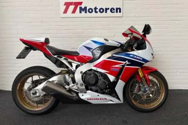 Honda CBR 1000 RR Fireblade (2014) thumbnail 1